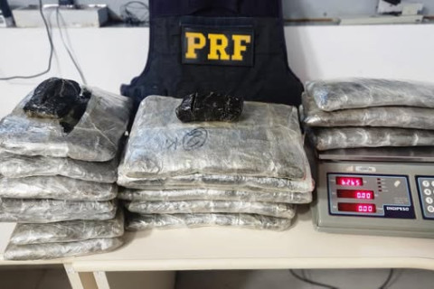 PRF apreende 34 quilos de Haxixe em um veículo guinchado, em Guaíra (PR)