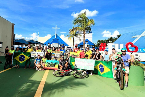 Ciclistas realizam pedal de manifestação por acostamento na BR-369 em Bandeirantes