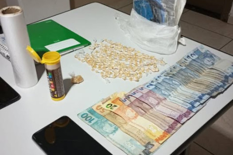POLÍCIA MILITAR PRENDE INDIVÍDUO POR TRÁFICO DE DROGAS EM JACAREZINHO/PR