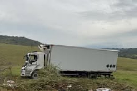 Caminhão tomba na BR-369 em Cornélio Procópio e motorista fica ferido