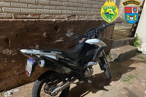 POLÍCIA MILITAR APREENDE MOTOCICLETA E ENCAMINHA CONDUTOR POR DIREÇÃO PERIGOSA EM RIBEIRÃO CLARO/PR