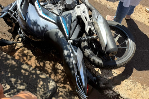 Colisão entre carro e moto no centro de Bandeirantes deixa jovem gravemente ferida