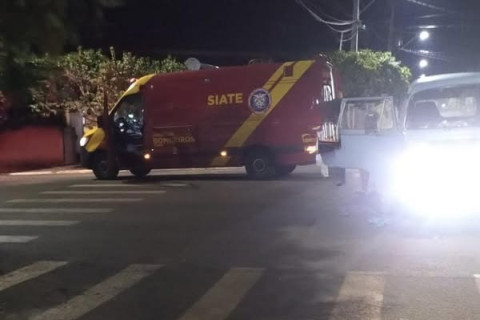 Motociclista fica ferido após colisão com Kombi na Vila Bela Vista, em Bandeirantes