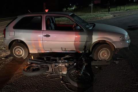 Casal fica ferido em colisão entre carro e moto no trevo de Santa Mariana, na BR-369