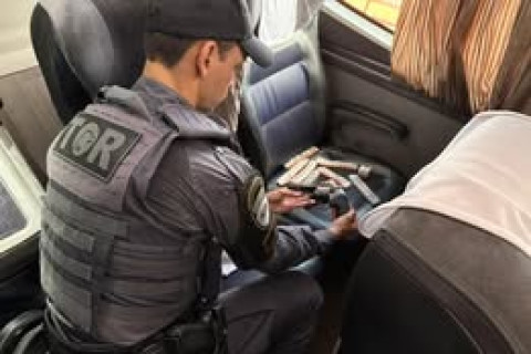 TÁTICO OSTENSIVO RODOVIÁRIO PRENDE DOIS CRIMINOSOS COM ARMA DE FOGO, MEDICAMENTOS E ANABOLIZANTES EM RODOVIA DE OURINHOS/SP