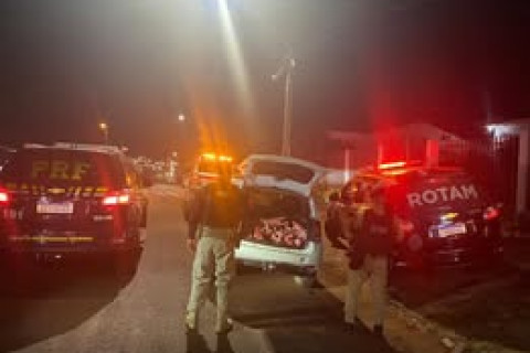 Condutor lança óleo no para-brisa da viatura da PRF durante fuga com veículo carregado de maconha