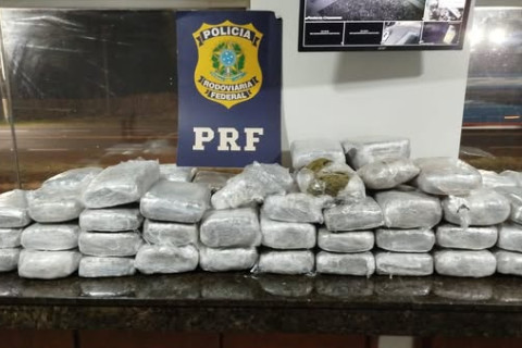 PRF APREENDE VEÍCULO CARREGADO COM MACONHA EM CORNÉLIO PROCOPIO