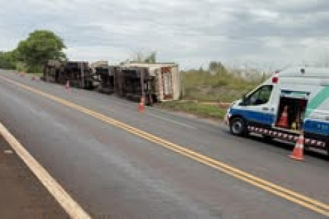 Carreta carregada com farelo de soja tomba na BR-369 em Bandeirantes, Paraná