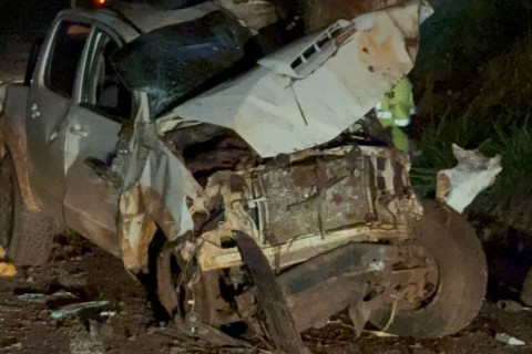 Camionete Hilux fica destruída após capotar na PR-855 em Bandeirantes, PR
