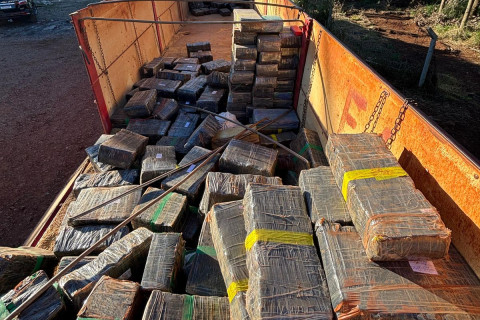 Operação conjunta entre PRF, PF e Denarc apreende quase 4 toneladas de maconha na BR-277