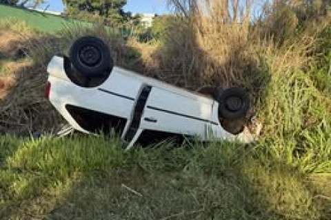 Capotamento entre Bandeirantes e Itambaracá deixa uma pessoa ferida