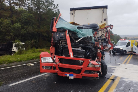 PRF atende uma colisão transversal em Palmeira (PR), envolvendo dois caminhões e um automóvel