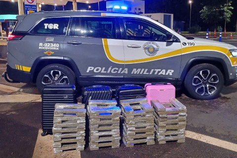 TÁTICO OSTENSIVO RODOVIÁRIO PRENDE TRAFICANTES COM 109 TABLETES DE MACONHA EM RODOVIA DE SANTA CRUZ DO RIO PARDO/SP