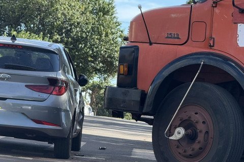 Colisão entre carro e caminhão no centro de Bandeirantes Pr