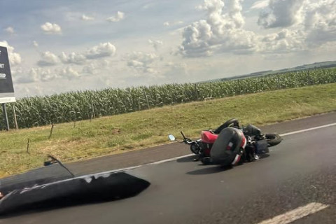 Motociclista de Bandeirantes morre e passageira fica ferida na Raposo Tavares em Cândido Mota Sp