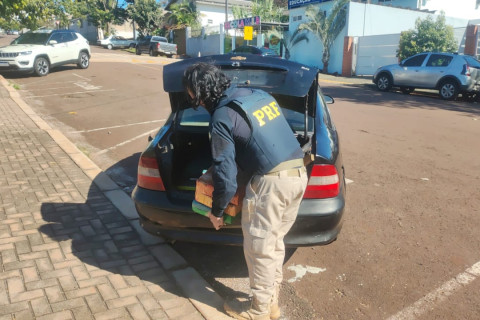 Polícia Rodoviária Federal apreende veículo carregado com maconha em Corbélia