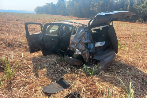 Capotamento na BR-369, próximo a Ourinhos, deixa veículo destruído, mas condutor sai ileso