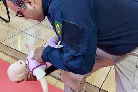 Policiais Rodoviários Federais salvaram um bebê de apenas três dias que estava engasgado com leite