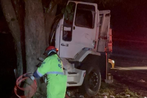 Caminhoneiro morre após colisão entre dois caminhões e árvore na BR-369, em Bandeirantes