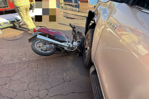 Colisão entre moto e Hilux deixa motociclista ferido no centro de Bandeirantes