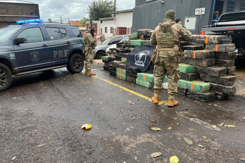 PRF apreende caminhão carregado com 3,5 toneladas de maconha em São Pedro do Iguaçu/PR
