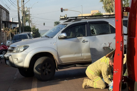 Motociclista fica ferido após colisão entre moto e carro no centro de Bandeirantes