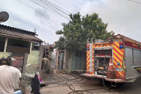 Incêndio em residência é registrado na Vila São Pedro, em Bandeirantes