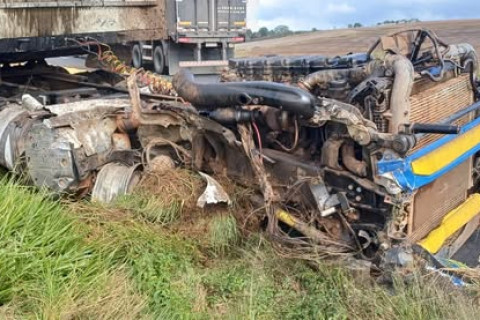 Grave acidente na região de Palmeira PR envolvendo três caminhões uma van e um carro