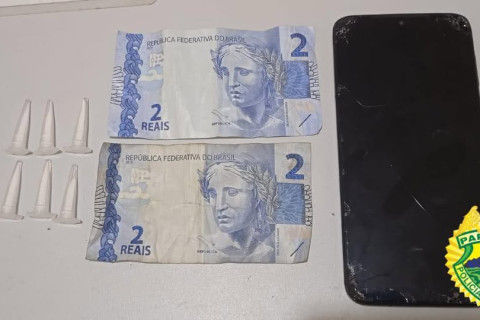 POLÍCIA MILITAR FLAGRA ATIVIDADE DE TRÁFICO E PRENDE INDIVÍDUO