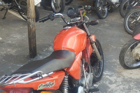 MOTOCICLETA COM SINAIS DE ADULTERAÇÃO É APREENDIDA EM IBAITI