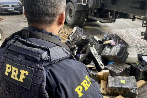 Na quarta-feira (9), a Polícia Rodoviária Federal (PRF) apreendeu quase duas toneladas e meia de maconha