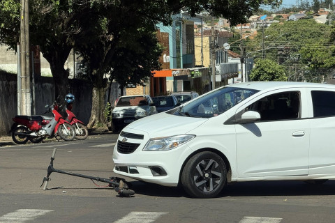 Colisão entre carro e patinete deixa mulher ferida no centro de Bandeirantes