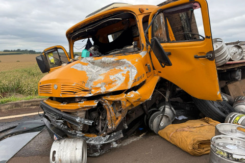 Colisão entre carro e caminhão na BR-369 deixa um morto e dois feridos em Santa Mariana, no Paraná