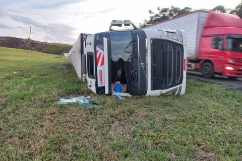 Caminhoneiro sofre acidente na BR-153 em Jacarezinho (PR)