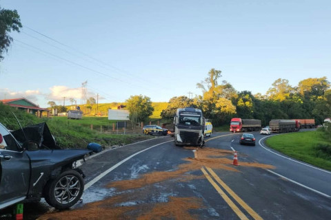 Saída de pista seguida de colisão frontal deixa motorista gravemente ferido na BR-376